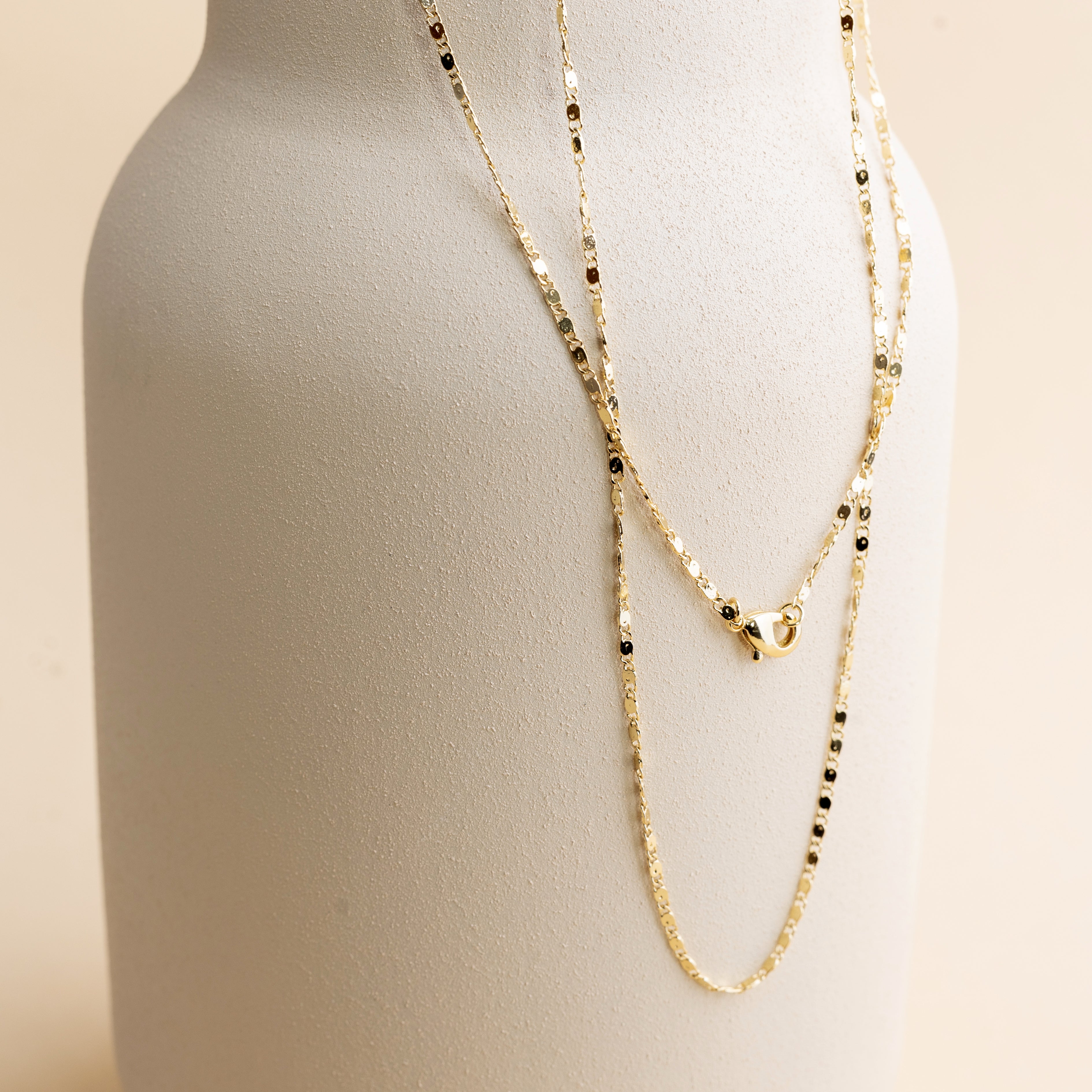 Zlatý fasetový řetízek – dlouhý šperk s fasetovým leskem