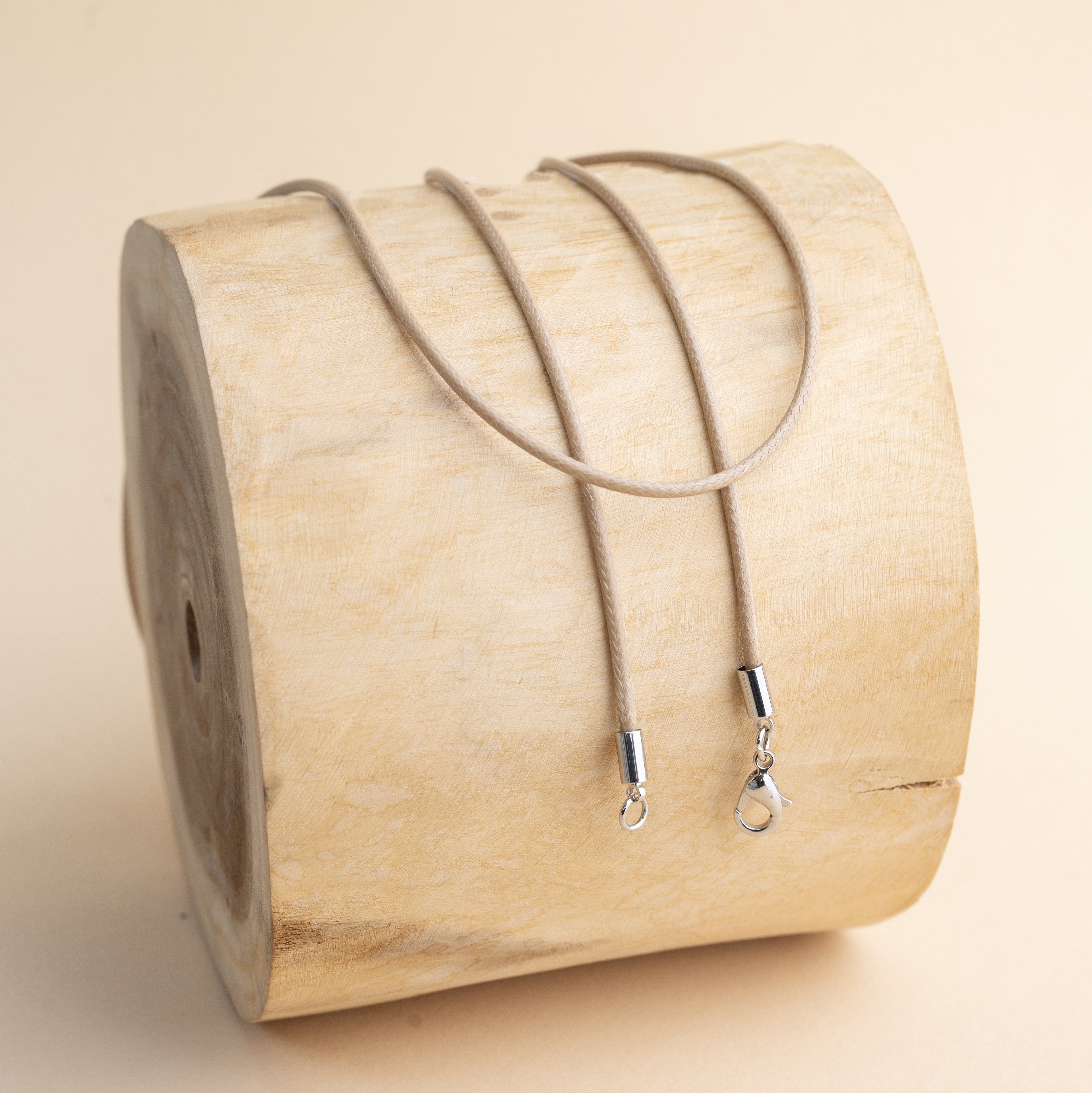 Zapletená šňůrka v béžové barvě – detail struktury