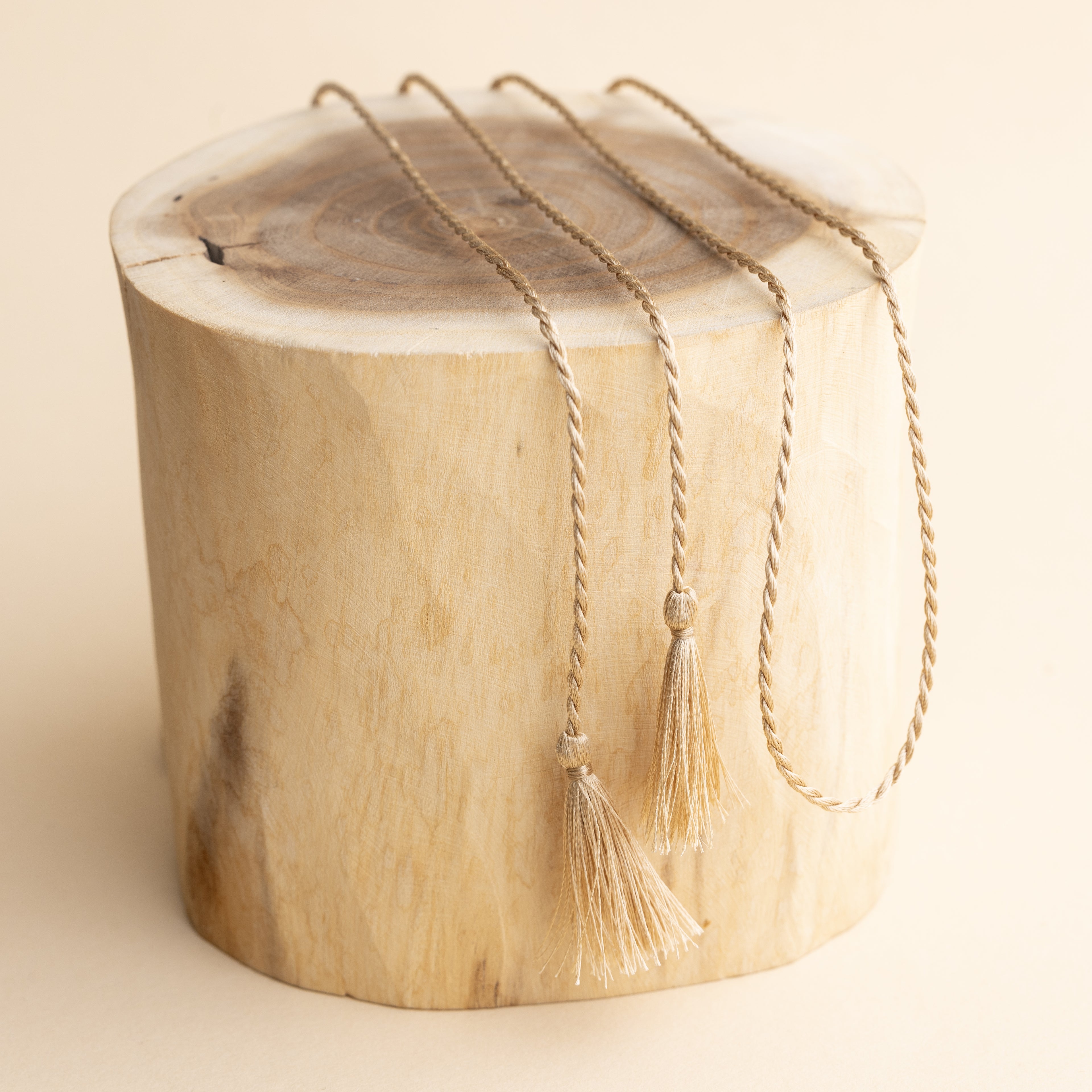 Hedvábná šňůrka v odstínu béžové – doplněk pro těhotenskou rolničku