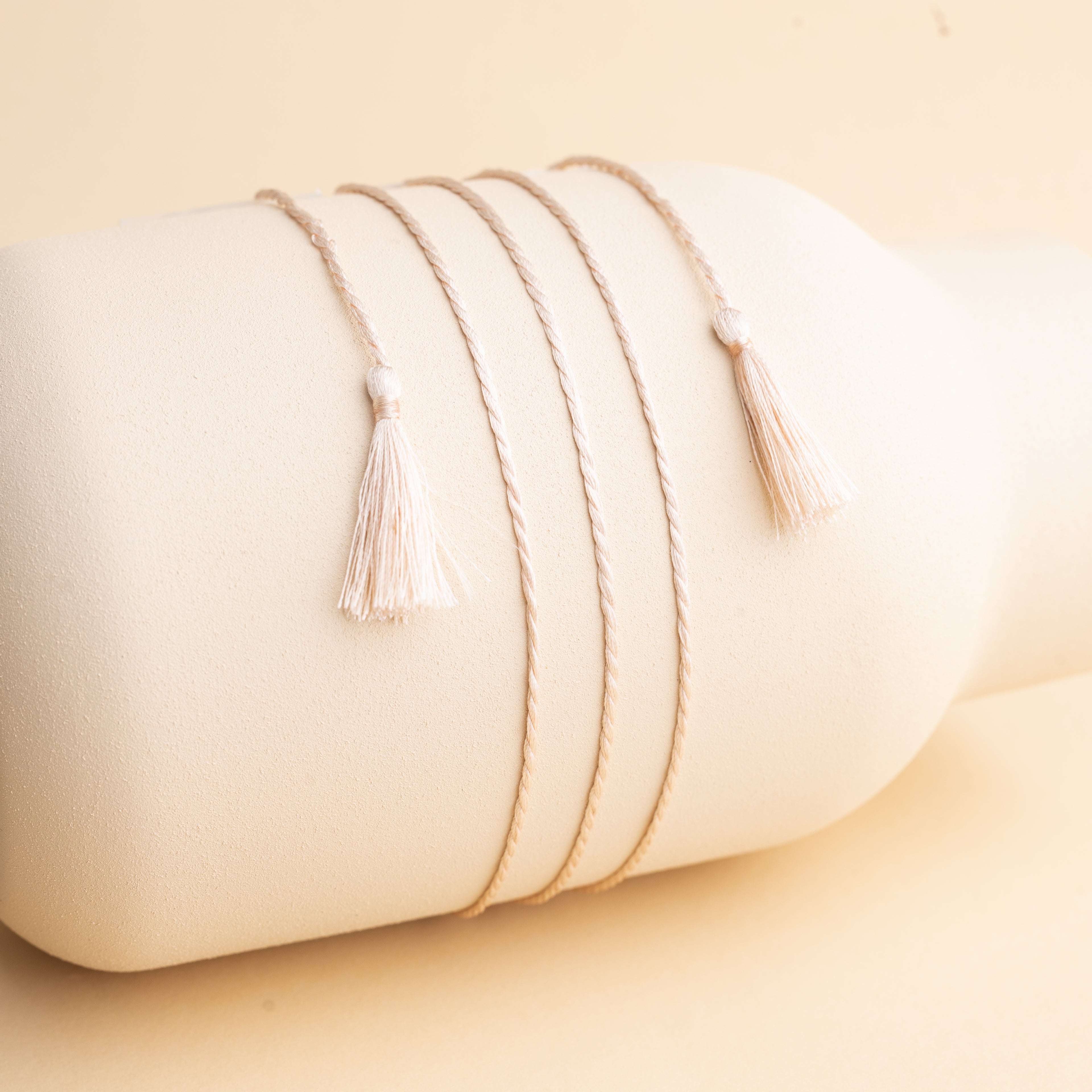 Hedvábná šňůrka v odstínu starorůžové – doplněk pro těhotenskou rolničku