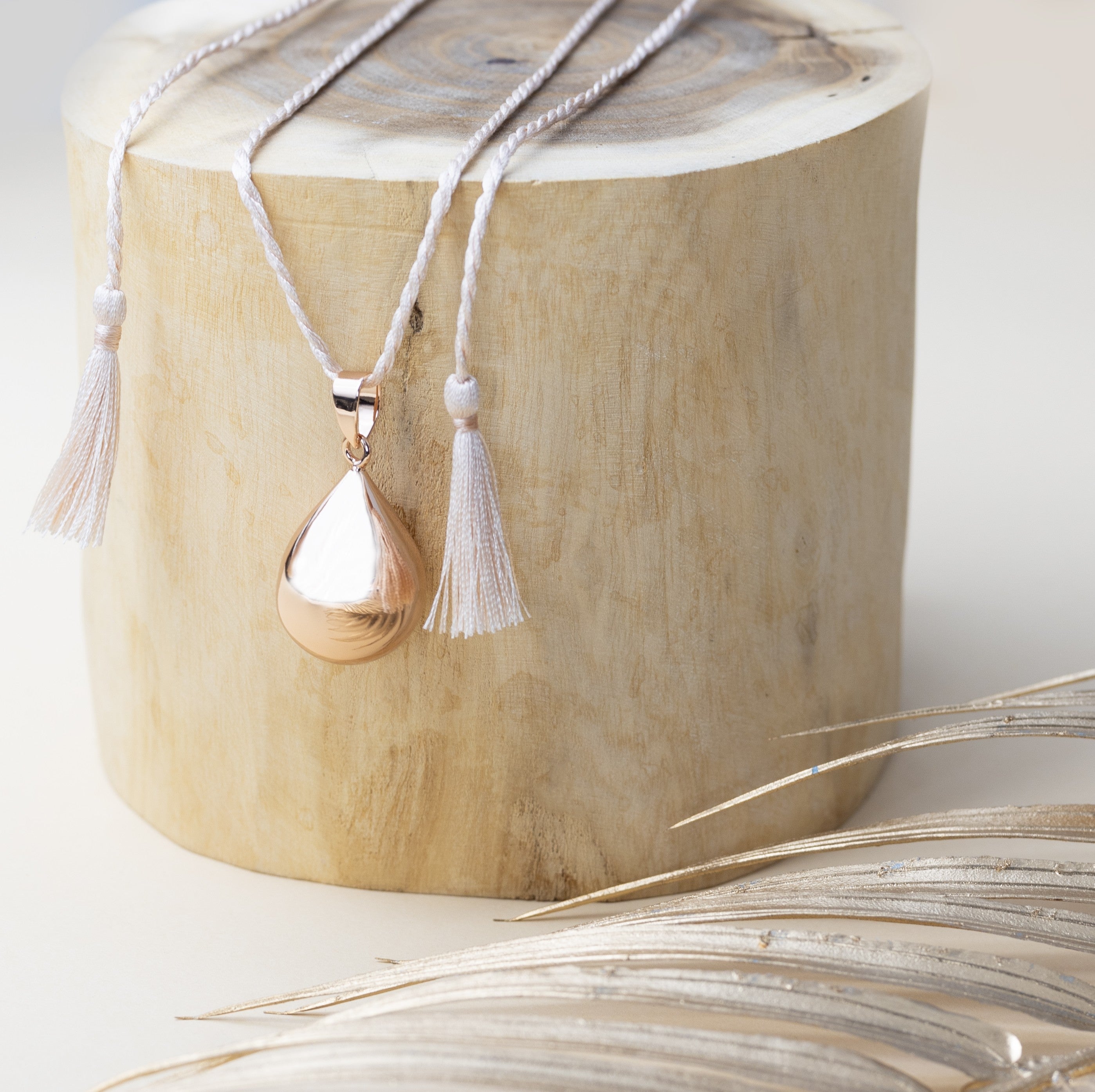 Rolnička Kapka lásky v měděném provedení – detail kapkovitého tvaru