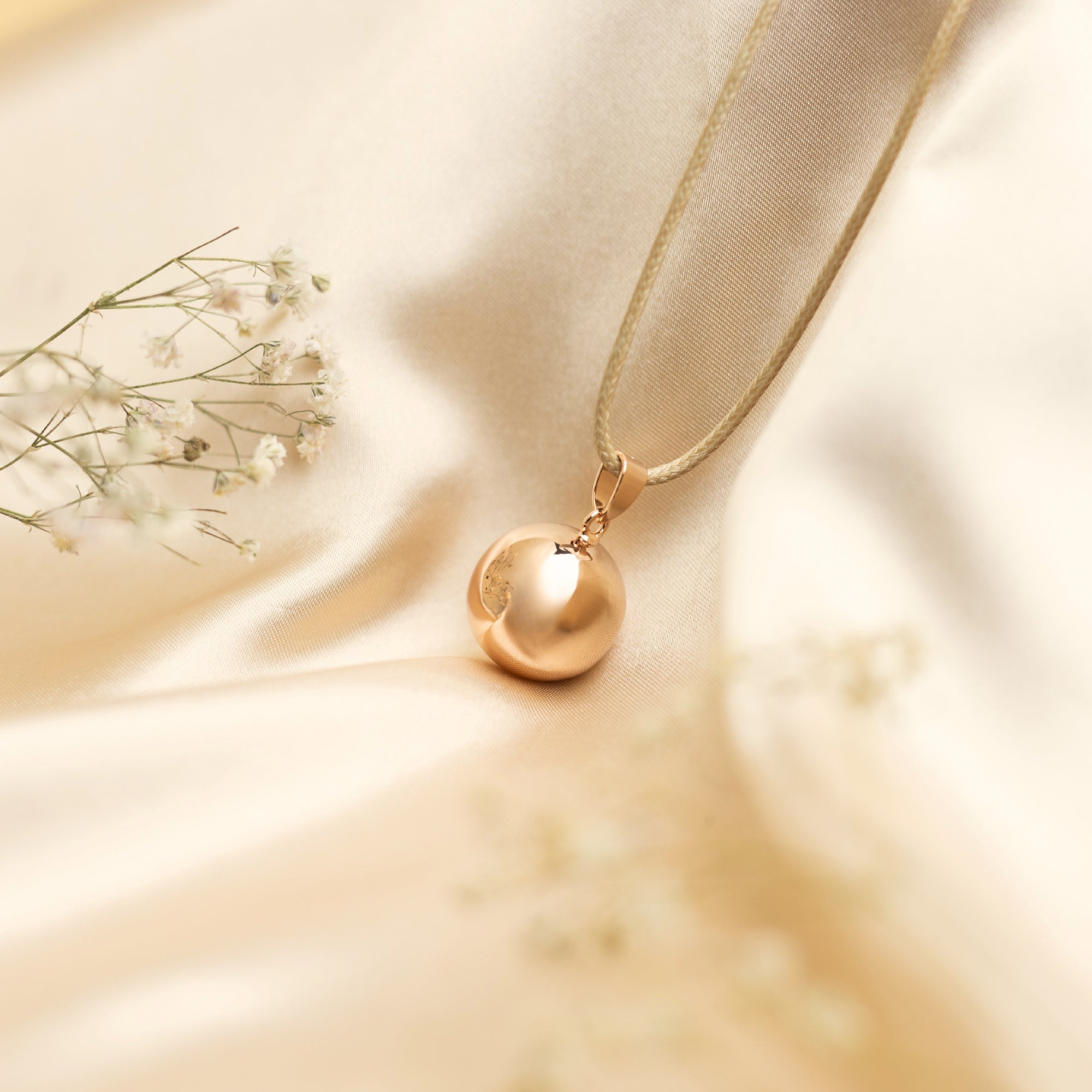 Těhotenská bolа v měděném provedení – detail hladkého povrchu