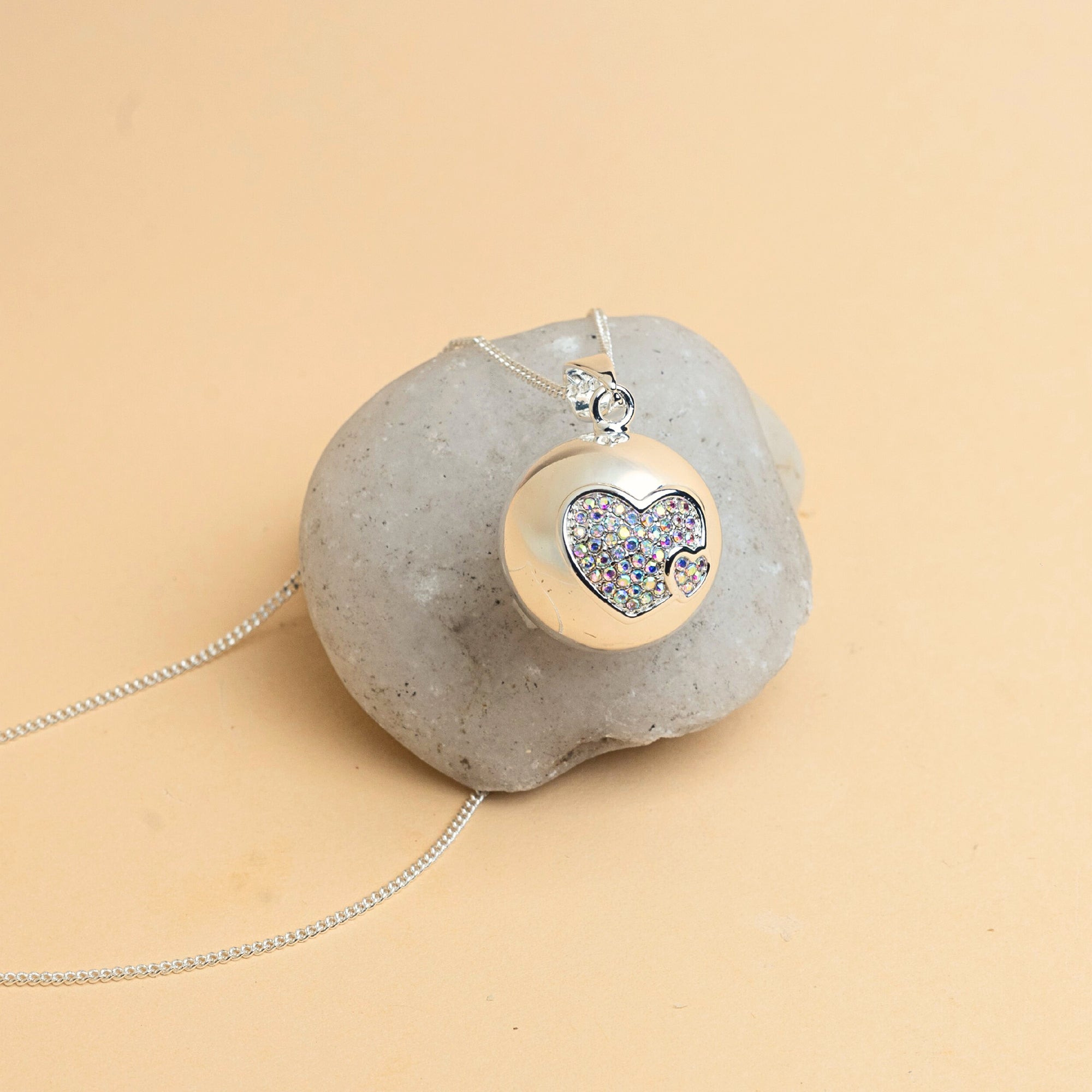 Rolnička Hearts s jemným vzorem srdíček – detail designu