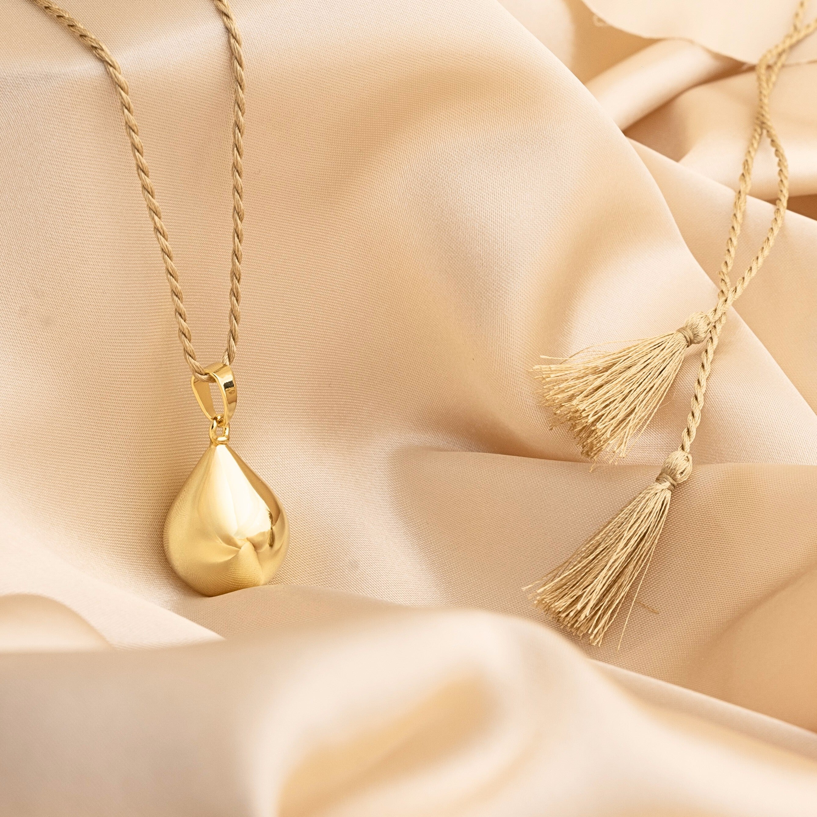 Těhotenská bolа ve zlatém provedení – detail hladkého povrchu