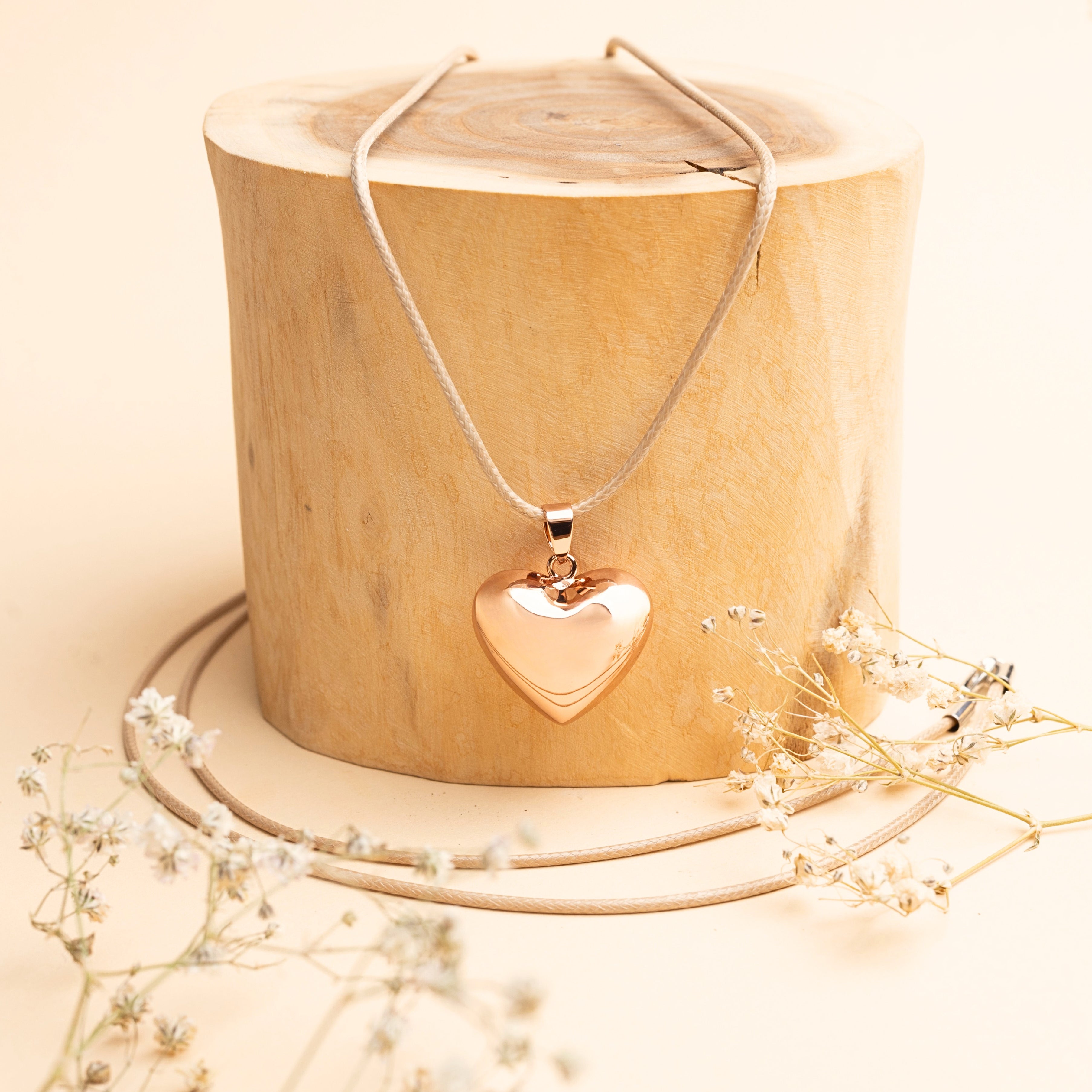 Měděná rolnička ve tvaru srdíčka – detail povrchu