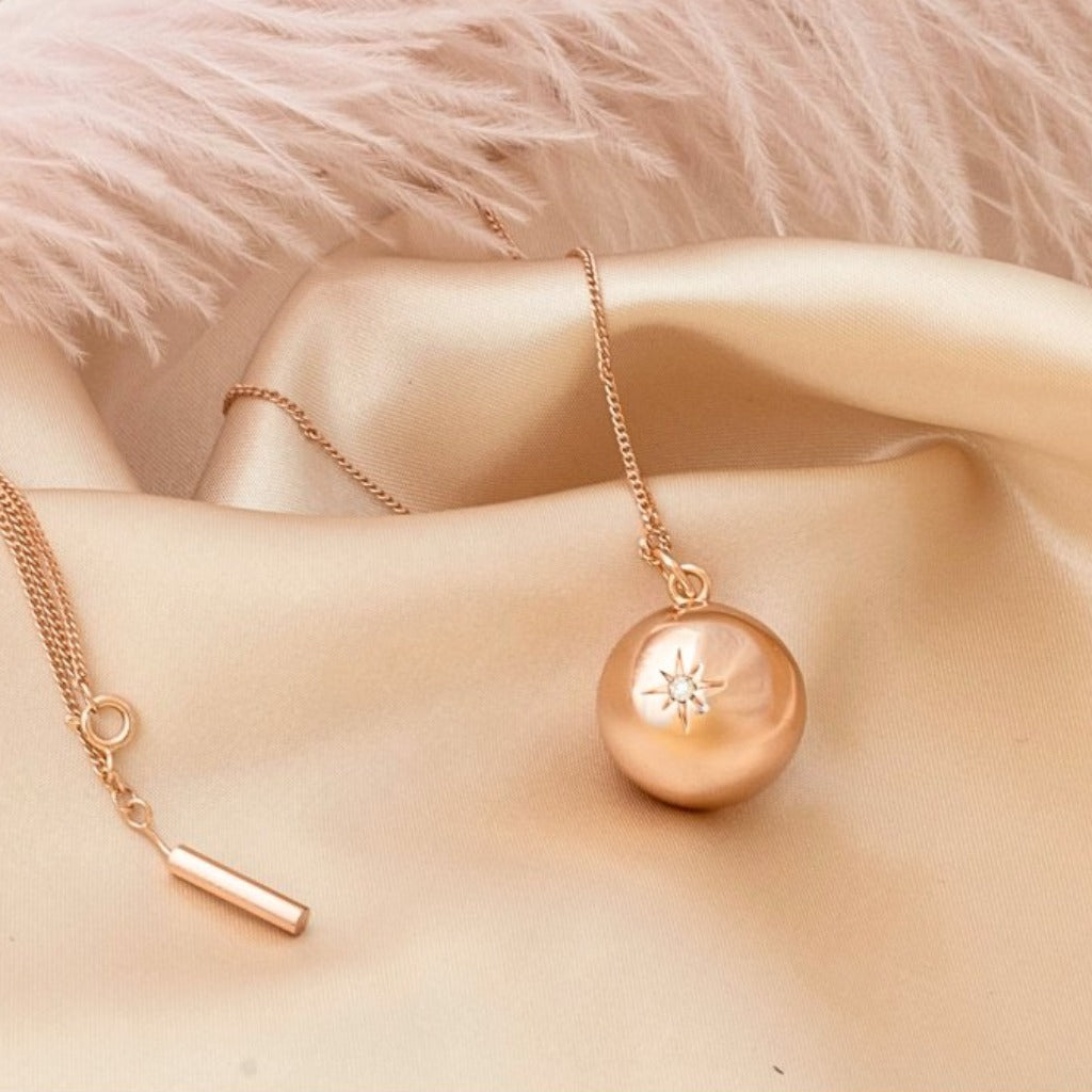 Rolnička Stella Lucia – detail povrchu a symbolického designu