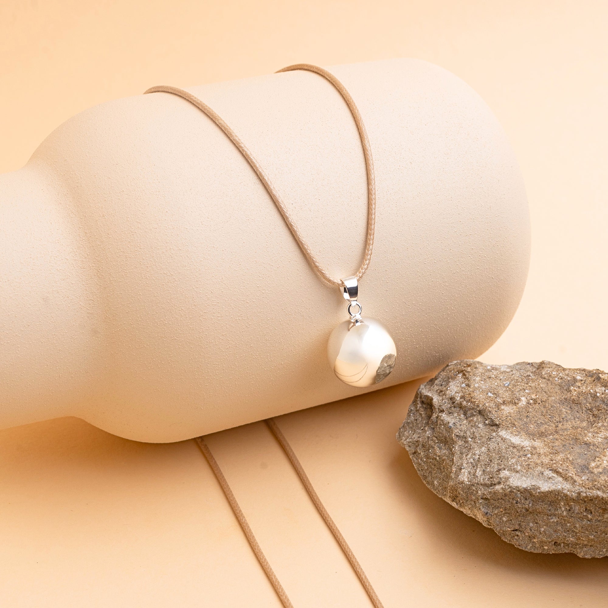 Těhotenská rolnička ve stříbrném provedení – produktová fotografie