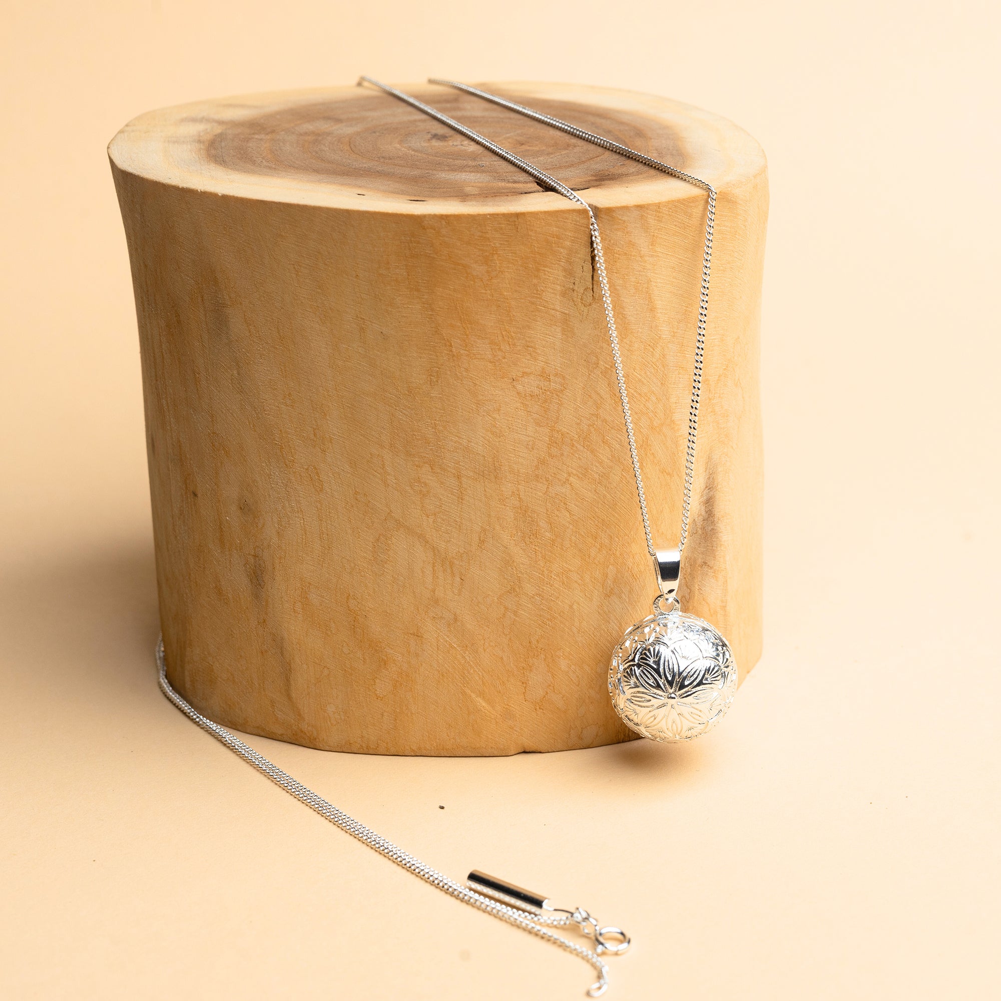 Stříbrná rolnička Flora – detail jemného květinového vzoru