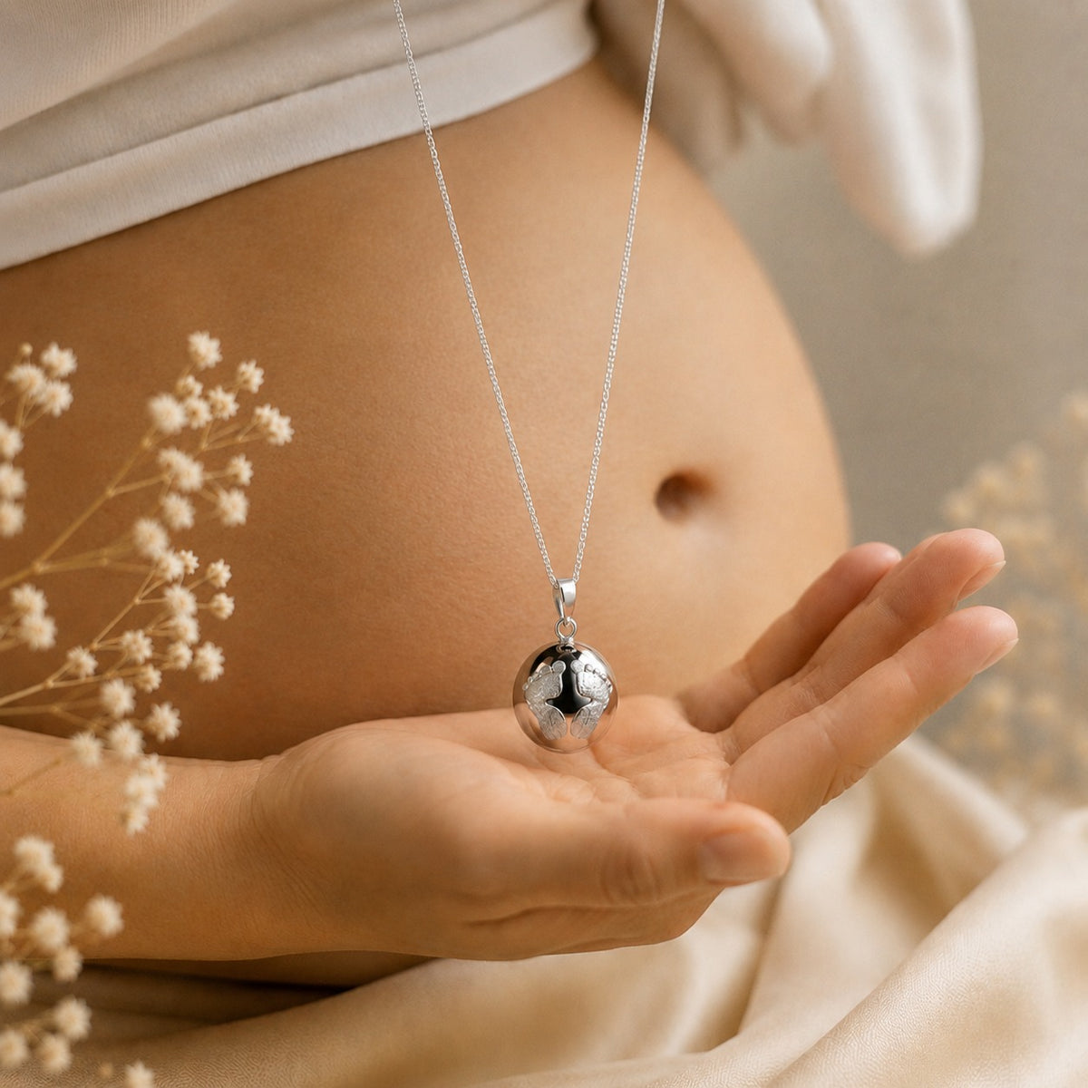 Těhotenská rolnička Baby v dlani – velikost stříbrného přívěsku