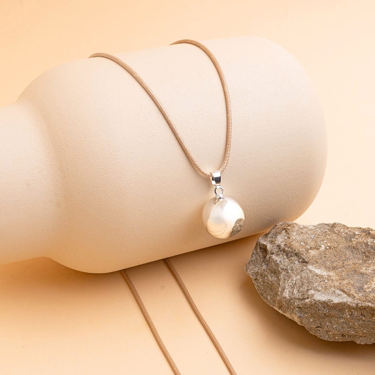 Detail stříbrné rolničky Classic – hladký lesklý povrch zblízka