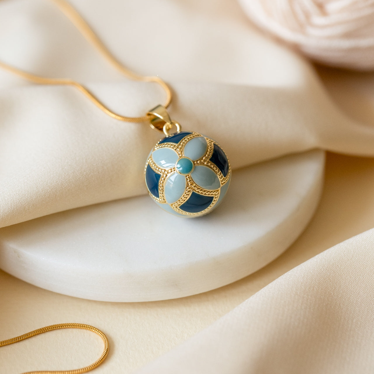 Rolnička Hannah – detail zdobeného ornamentálního designu