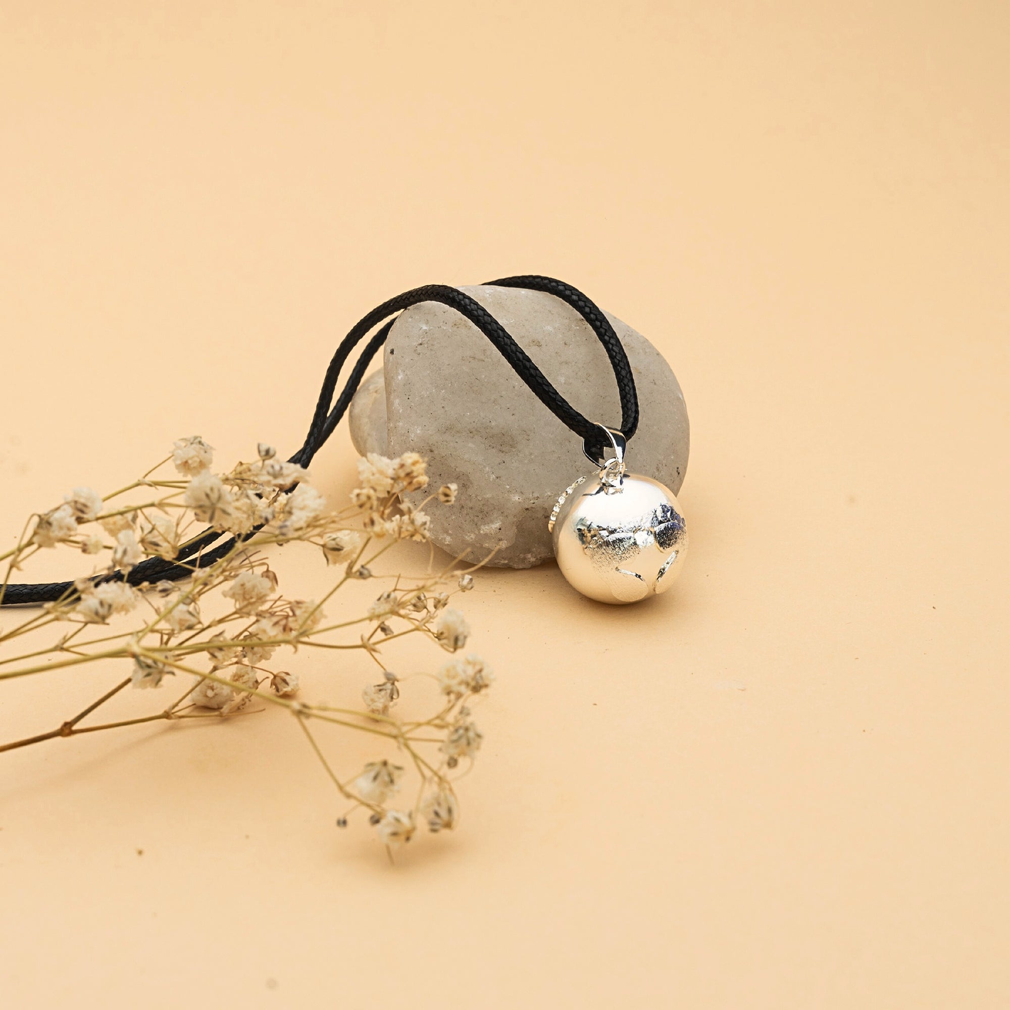 Rolnička Baby s motivem dětských nožiček – detail designu