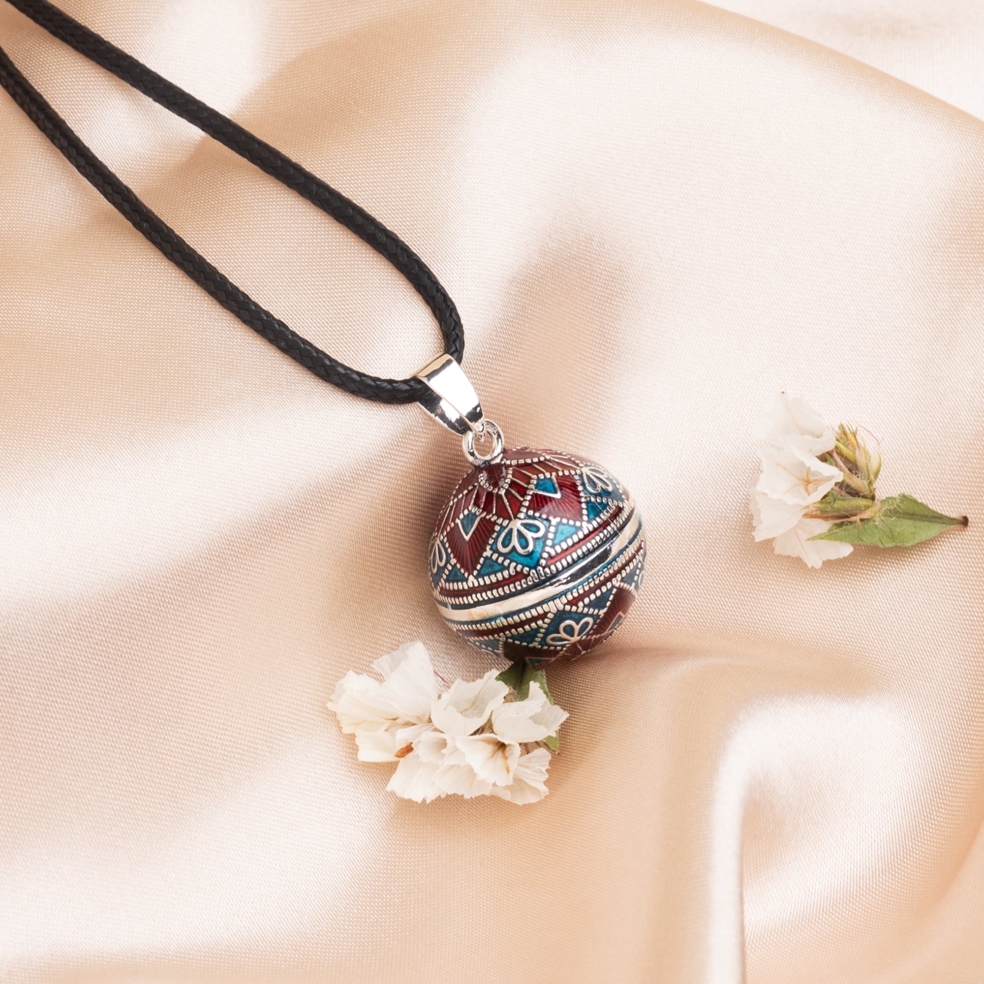 Rolnička Maya – vícebarevný lesk, detail povrchu