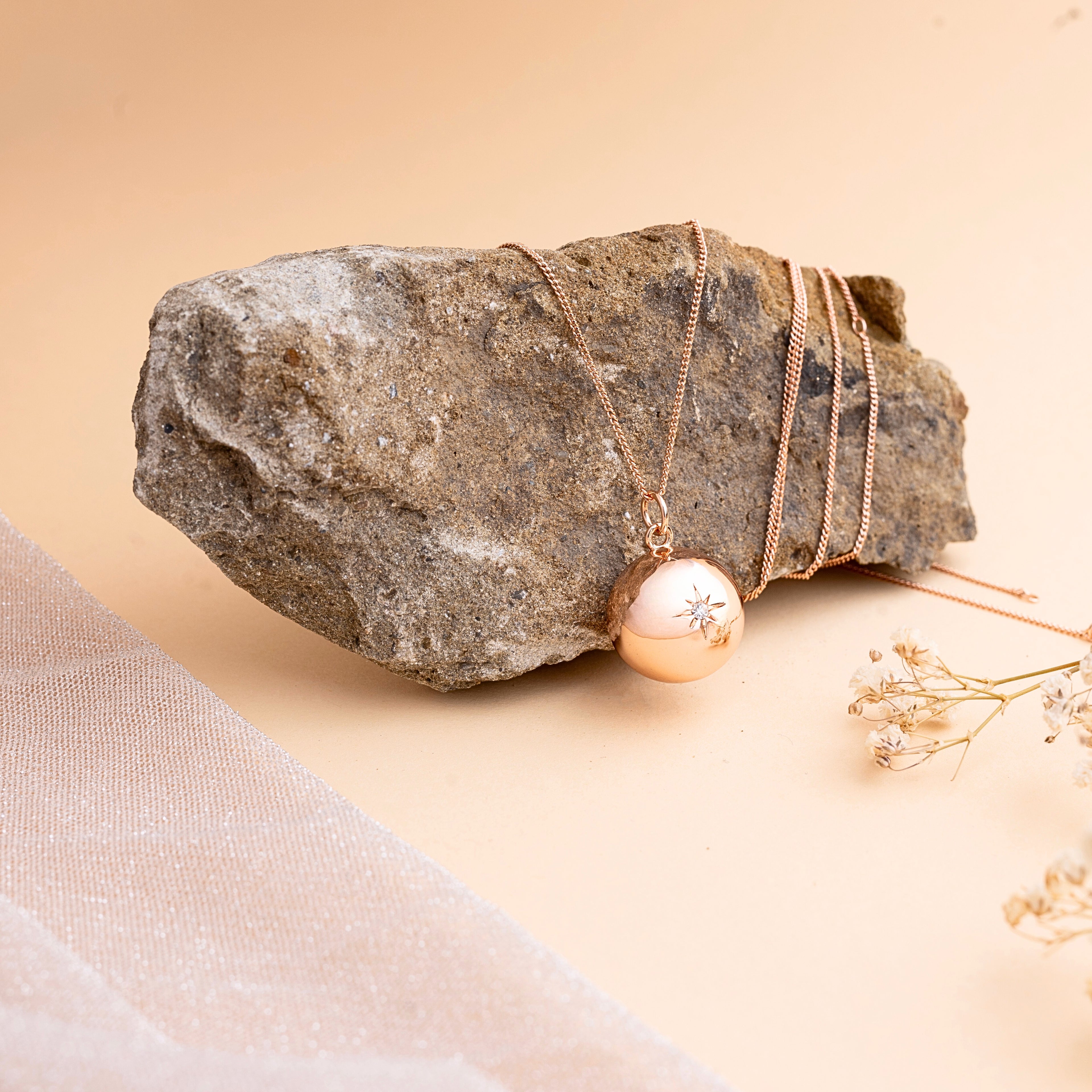 Rolnička Stella Lucia v měděném odstínu – detail povrchu a tvaru