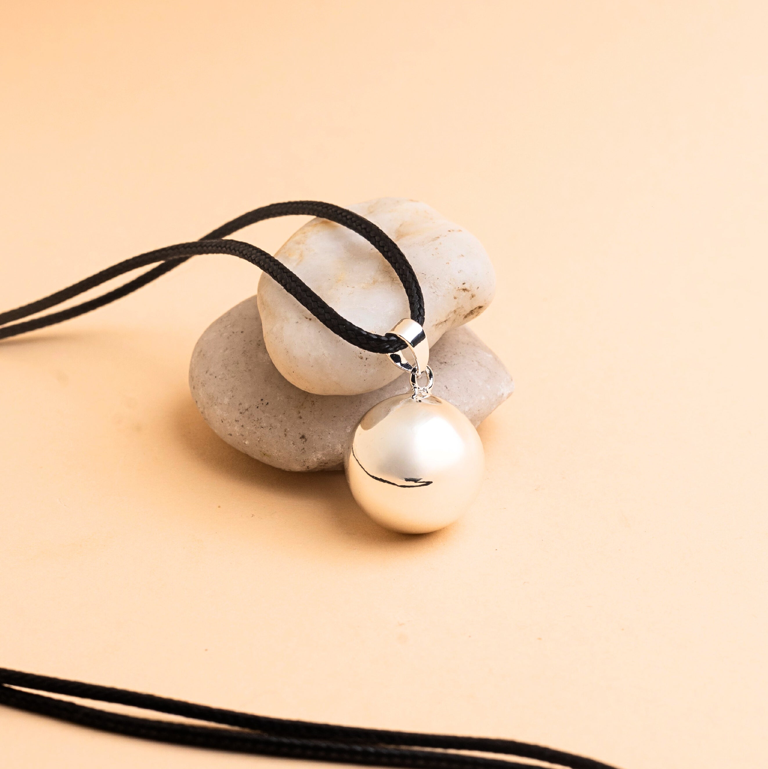 Těhotenská rolnička ve stříbrném provedení – produktová fotografie