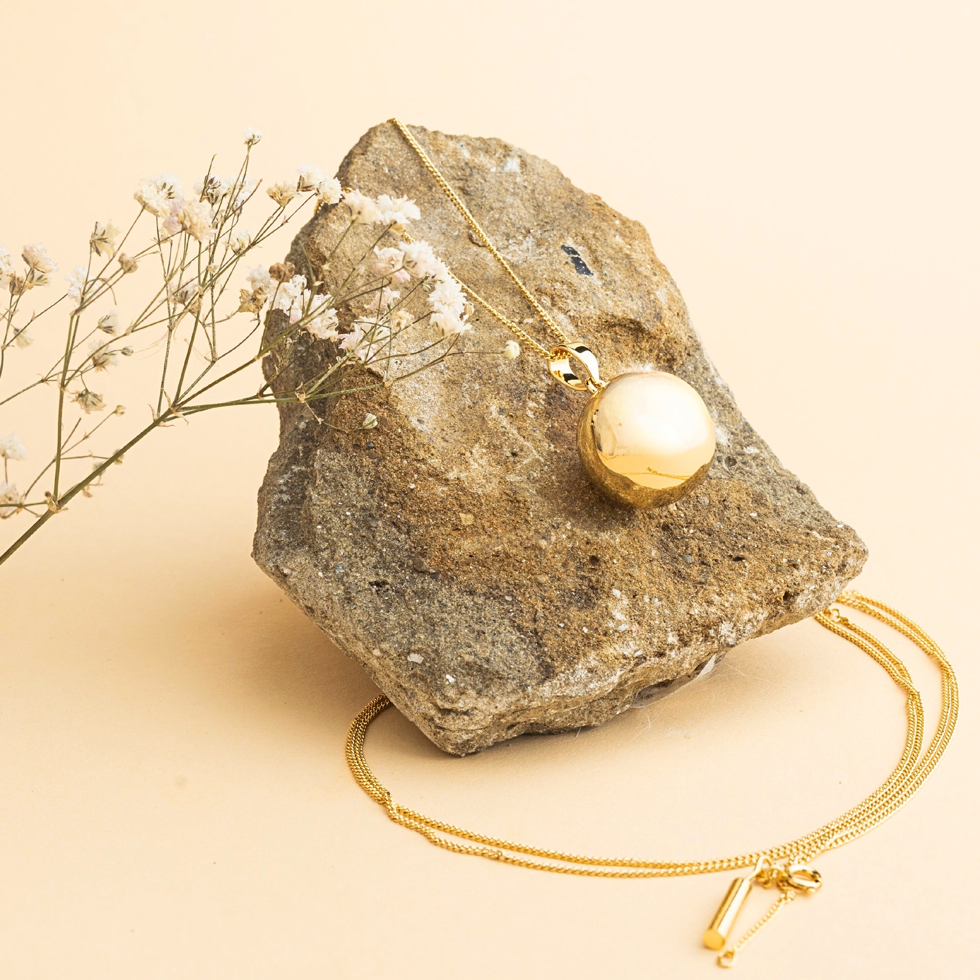 Zlatá těhotenská rolnička – detail hladkého povrchu