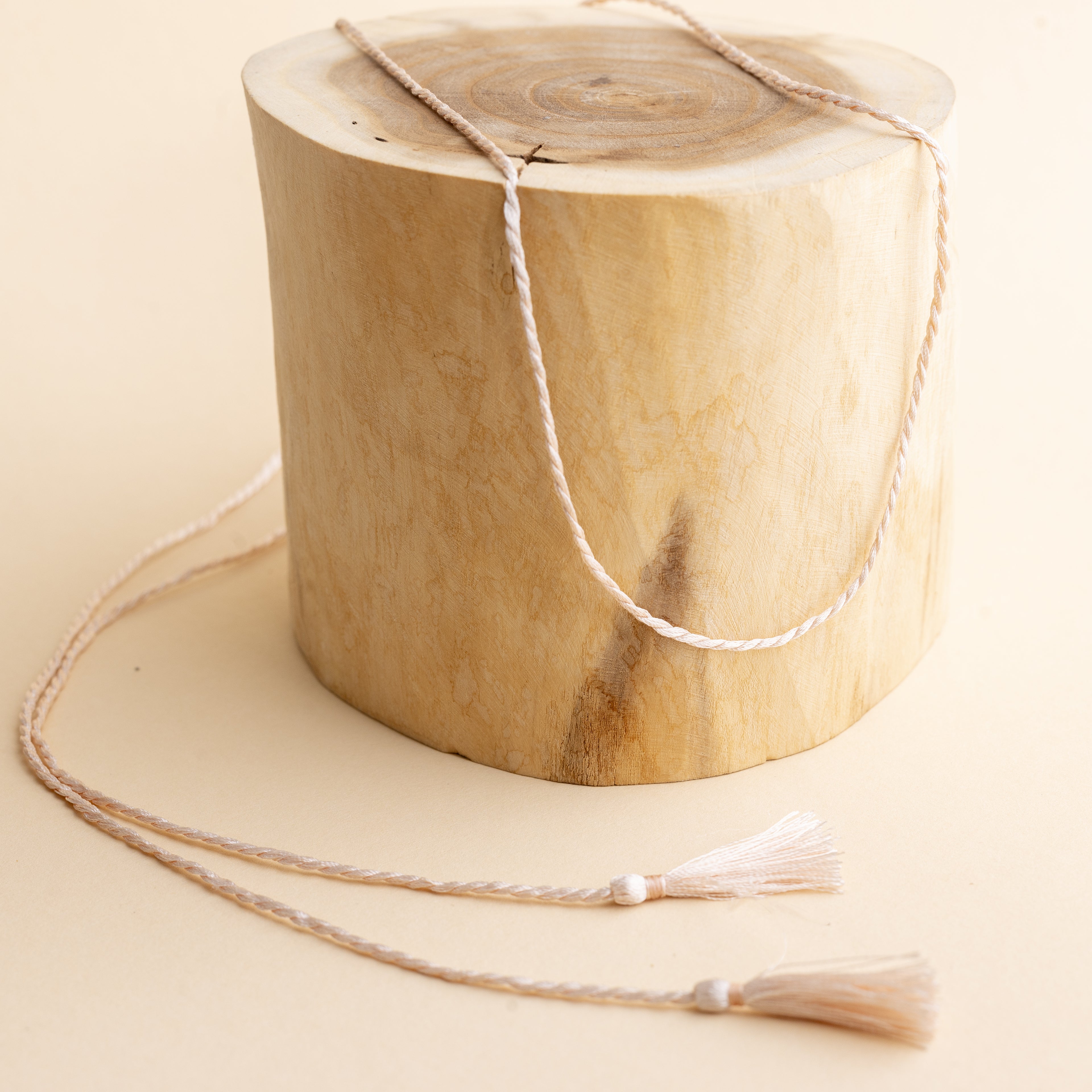 Hedvábná šňůrka v odstínu starorůžové – doplněk pro těhotenskou rolničku