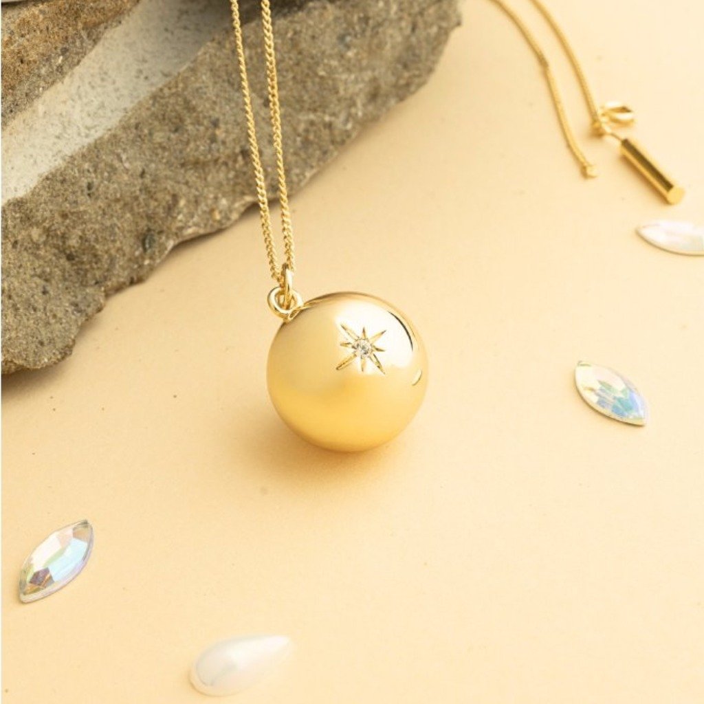 Zlatá rolnička Stella Lucia – detail hladkého povrchu a designu