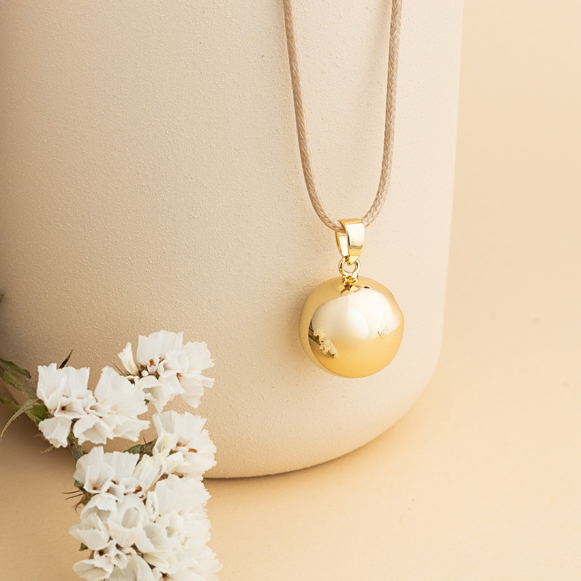 Zlatá těhotenská rolnička – detail hladkého povrchu