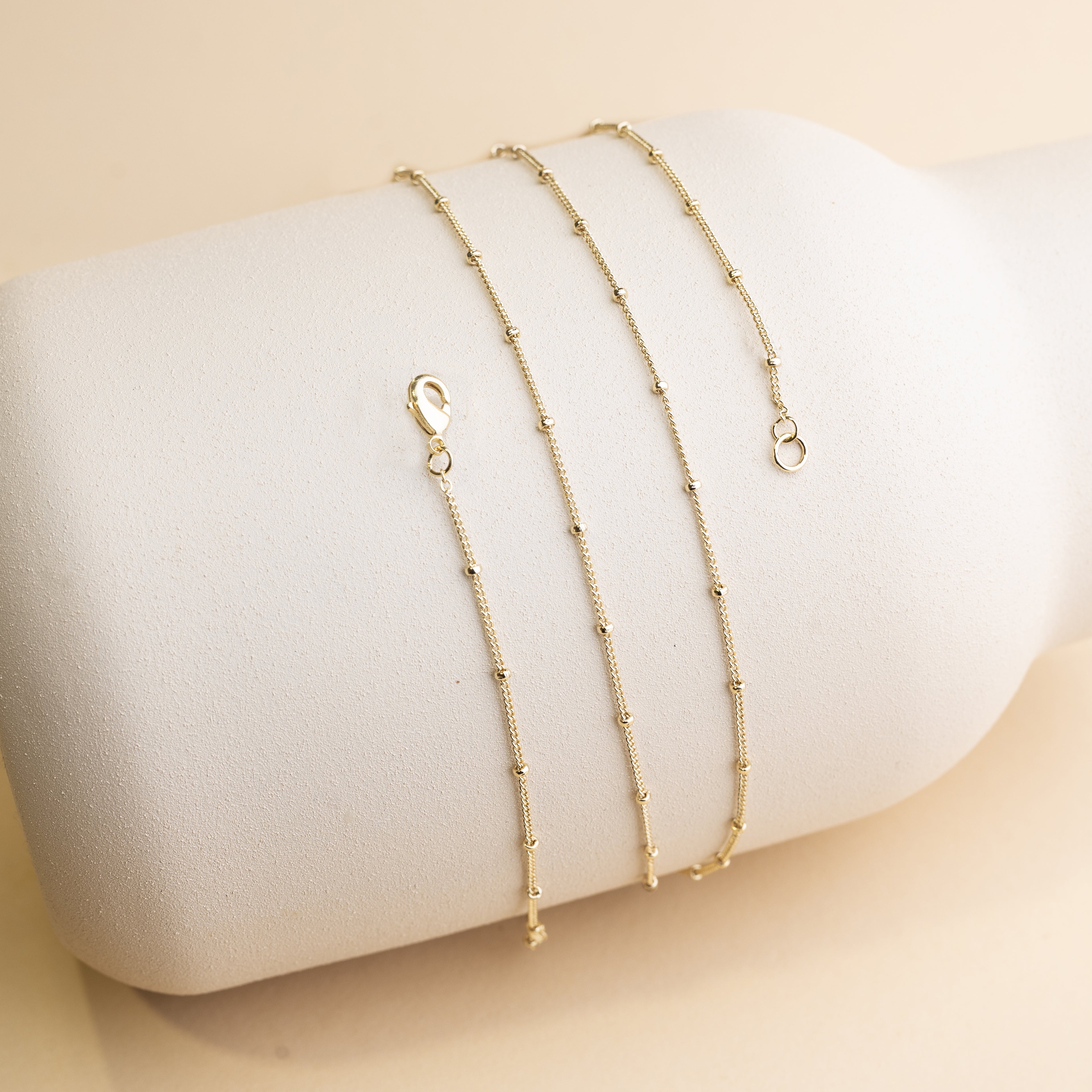 Zlatý řetízek s drobnými kuličkami – detail struktury Dots