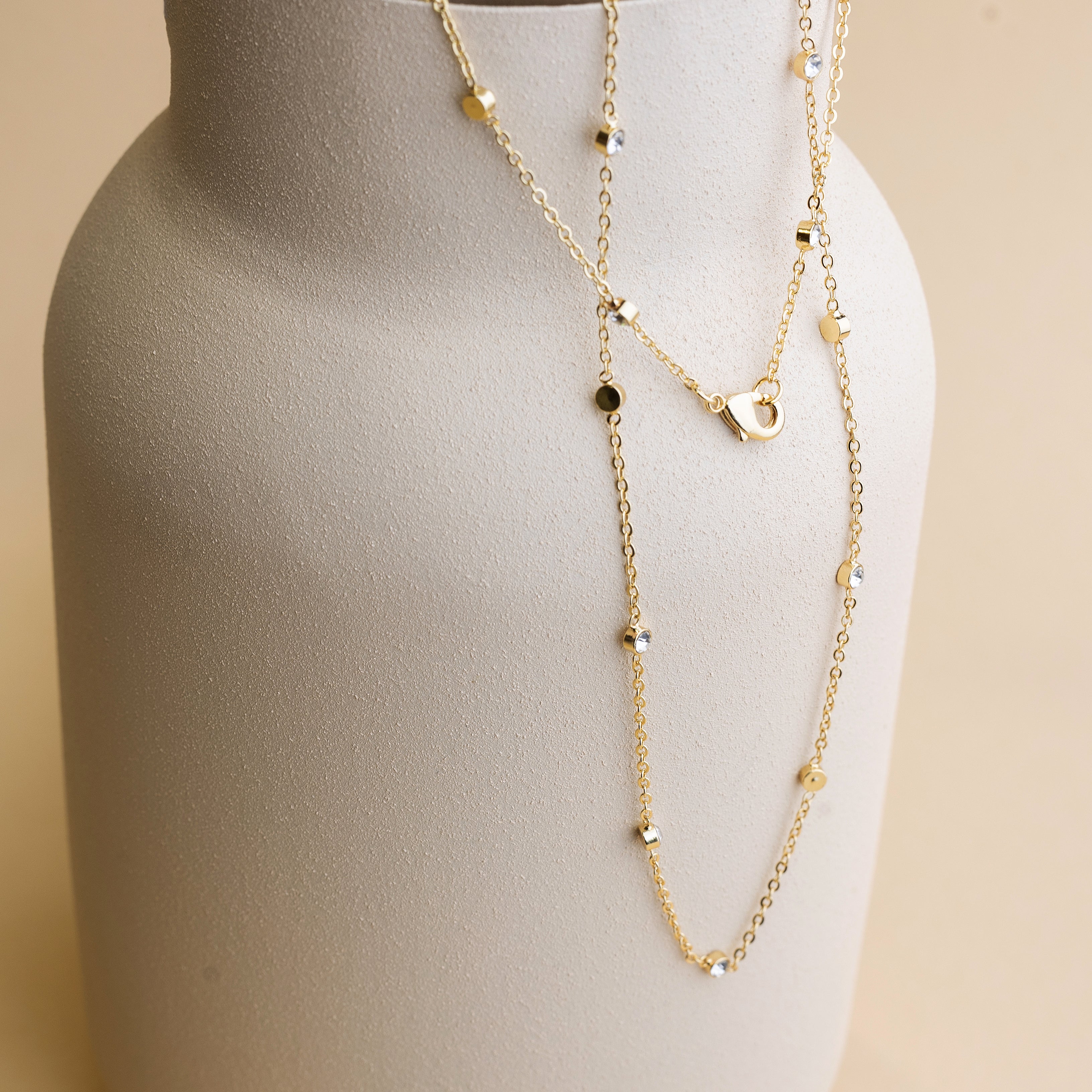 Jemný zlatý řetízek zdobený zirkony – detail třpytivých kamínků